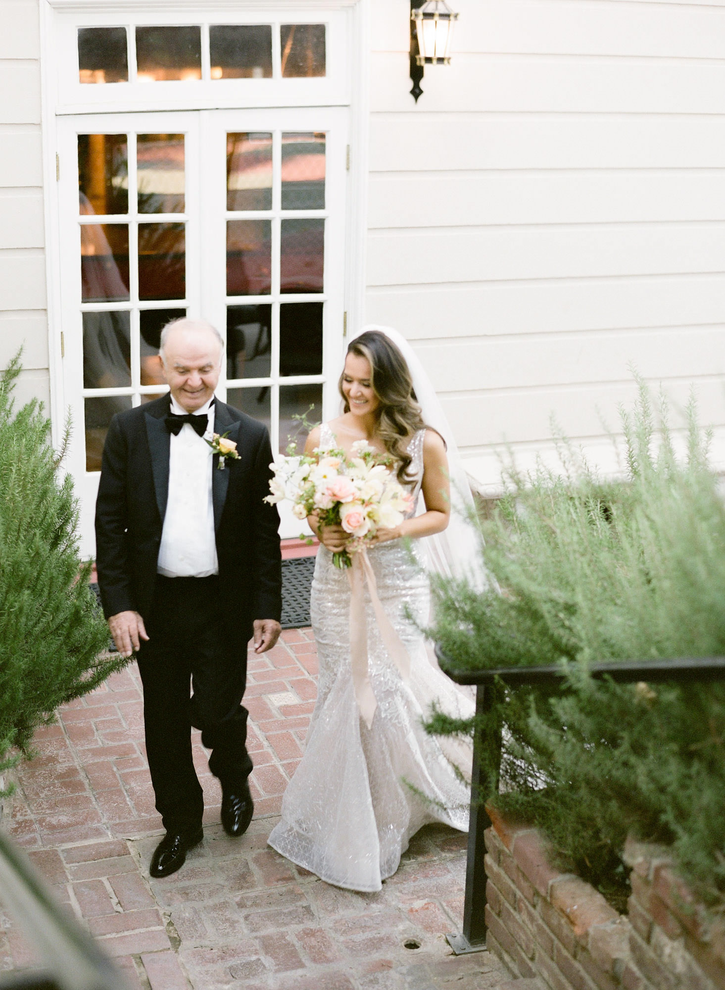 father daughter walking to wedding ceremony at grand island mansion
